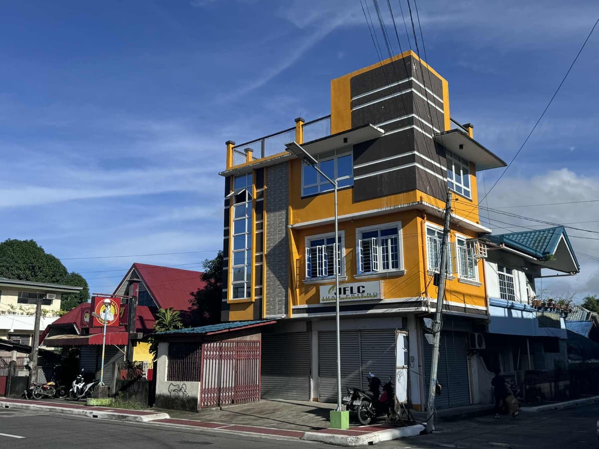 Building exterior of Peaks & Pedals